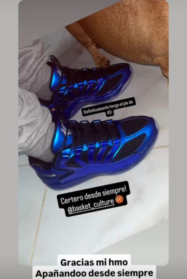 Cliente Basket Culture con zapatillas Anta y su perro