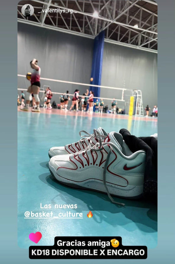 Clienta Basket Culture jugando voleibol con sus zapatillas nuevas